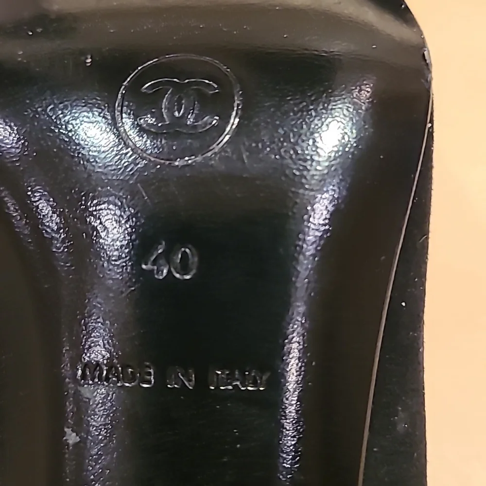 CHANEL black suede pumps with chrome and patent leather details. Size 40 - Picture 8 of 16